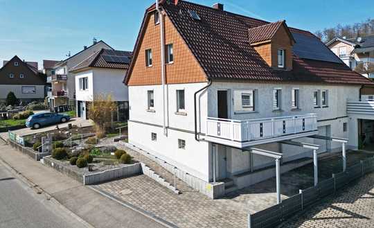Glücksgriff für Familien und Schrauber. 
8 Zimmer auf 149 m². Plus 251 m² Fläche.
2 große Garagen.