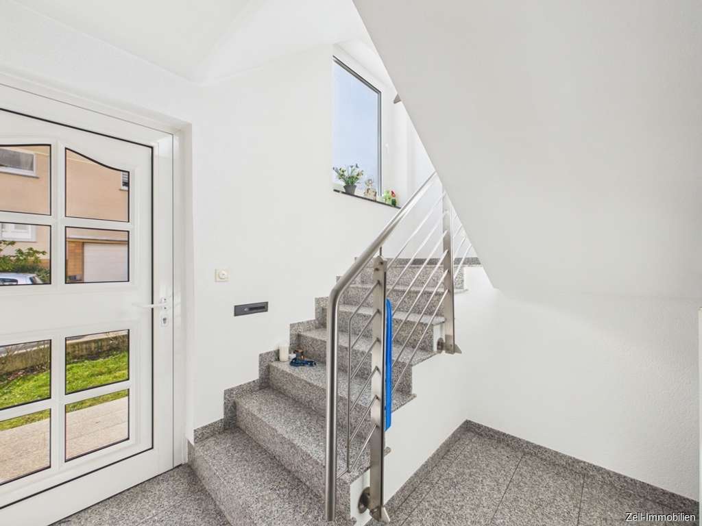 Immobilie in Schlangenbad - Großzügiges Ein- bis Zweifamilienhaus mit Gewerbefläche und zwei Garagen zu verkaufen - Bild 2