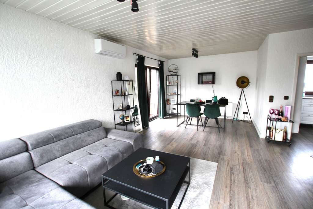 Immobilie in Wiesloch - Charmantes Mehrgenerationen-Ensemble plus 2 Wohneinheiten mit Garten, Garage u. Stellplätze - Bild 0