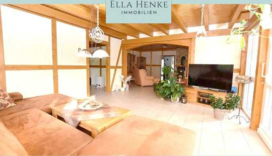 Bild von Schönes,  gepflegtes Einfamilienhaus im Landhausstil mit Keller + 2 Garagen auf großem Grundstück.