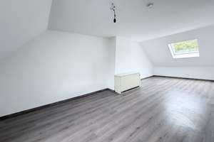 Großzügige 2-Zimmer-Dachgeschosswohnung mit 65 m² in Essen-Frohnhausen – Lüneburgerstr. 32, 45145 Frohnhausen, Essen – Vorschaubild 2