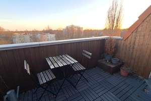 Sanierte 3,5-Raum-DG-Wohnung mit Balkon und Einbauküche in Berlin-Steglitz