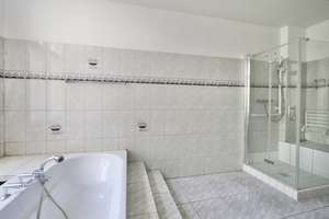 REPRÄSENTATIVER ALTBAU - HOHE DECKEN, STUCK, FISCHGRÄTPARKETT & BALKON - KU'DAMM-KIEZ – Hektorstr. 17 mw, 10711 Halensee, Berlin – Vorschaubild 7