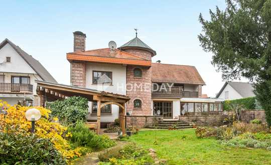 Architektur mit Charakter: großzügige Villa mit Dachterrasse und unverbaubarem Blick ins Grüne