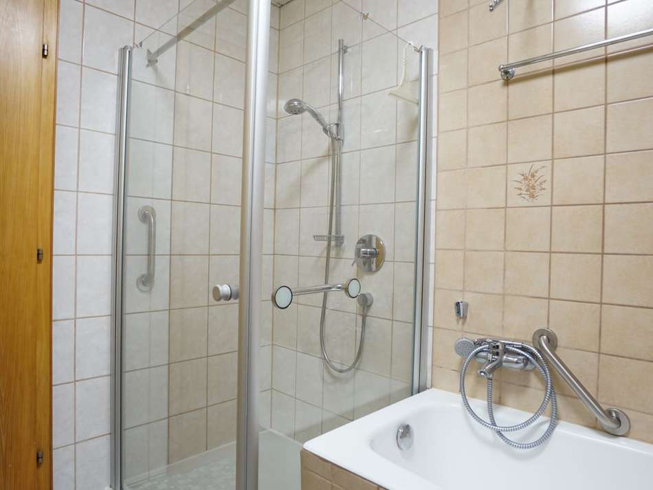 Bad mit Wanne und Dusche