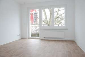 Helle 3-Raum-Wohnung mit Tageslichtbad und Balkon – Karl-Immermann-Str. 45, 9111 Zentrum, Chemnitz – Vorschaubild 1