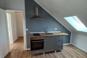 Freundliche, renovierte 2-Zimmer-Dachgeschosswohnung in zentraler Lage
