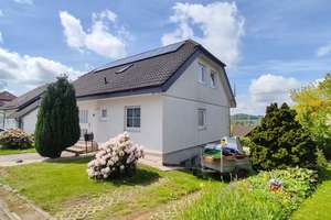 Gepflegtes Einfamilienhaus mit Einliegerwohnung in ruhiger Lage von Brandscheid – Baujahr 1998 – Die vollständige Adresse der Immobilie erhältst du vom Anbieter., 56459 Brandscheid – Vorschaubild 2