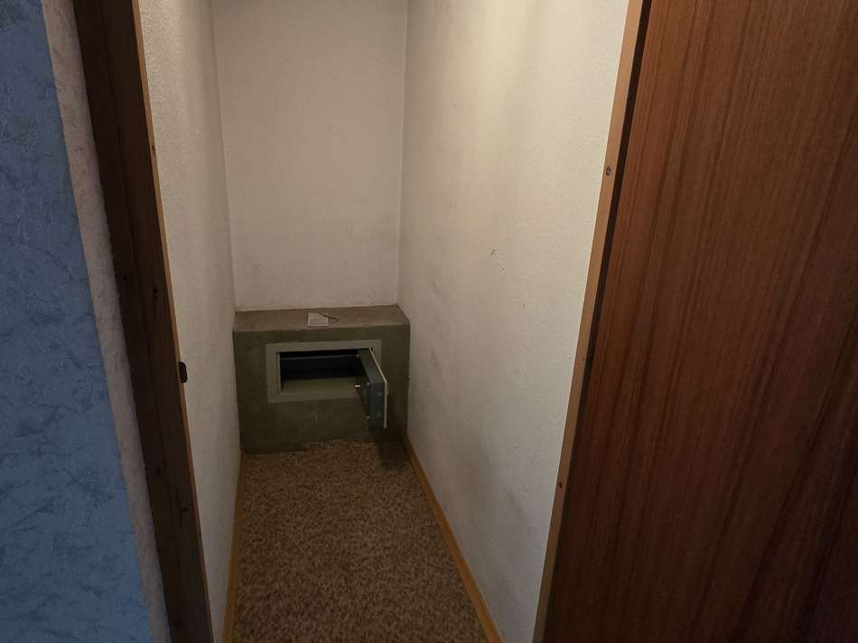 Wandschrank mit Safe