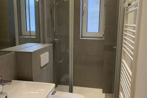 Wunderschöne 2-Zimmer-Altbauwohnung mit modernem Bad und Balkon – Essener Str. 2, 40476 Derendorf, Düsseldorf – Vorschaubild 1