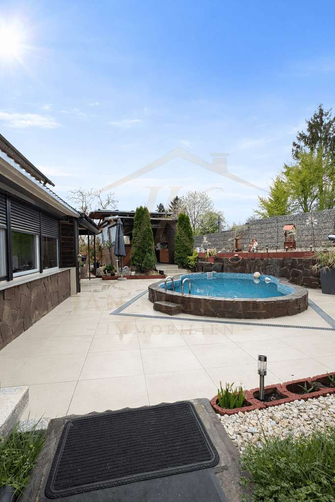 Immobilie in Magstadt - Ein Haus, das mehr kann: Stilvoll wohnen & clever investieren in Magstadt - Bild 3