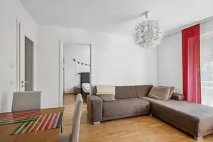 Elegante Wohnung mit Südbalkon in Toplage Unterföhrings – urbaner Komfort trifft ländliche Ruhe. – München (Kreis) – Vorschaubild 2
