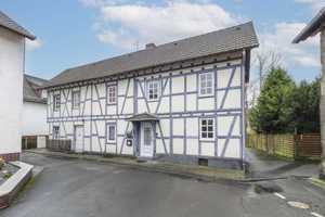 Charmantes Einfamilienhaus mit Einliegerwohnung: Ruhige Lage, viel Platz und Wohlfühlatmosphäre – Lahn-Dill-Kreis – Vorschaubild 1