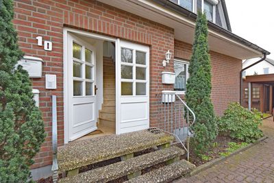 Haus-im-Haus: Vermietete 3-Zimmer-Wohnung mit begehbarem Keller, Terrasse, Gartenanteil und Carport