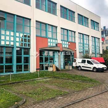 Lichtdurchflutete Lagerhalle mit überdachter Freifläche nahe der Autobahn A4!