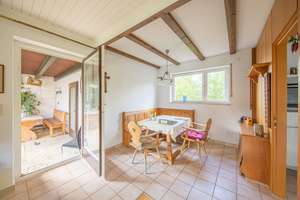 RUHIGES REFUGIUM: ZEITLOSER BUNGALOW IN INNING AM AMMERSEE – Die vollständige Adresse der Immobilie erhältst du vom Anbieter., 82266 Inning am Ammersee – Vorschaubild 2