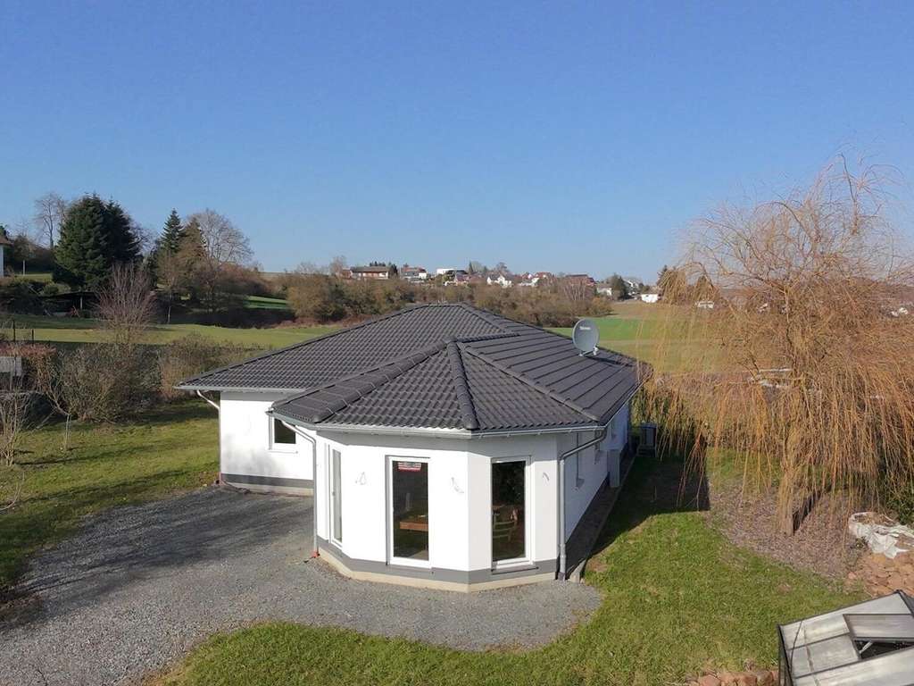 Immobilie in Weimar (Lahn) - Neuwertiger Bungalow mit Gartenfreiraum & moderner Wohnatmosphäre! - Bild 2