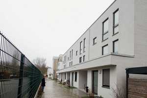 MODERNES TOWNHOUSE AUF 3 ETAGEN MIT 4 ZIMMERN, 2 BÄDERN & STYLISCHER WOHNKÜCHE – Konrad-Wolf-Straße 90a, 13055 Berlin – Vorschaubild 4
