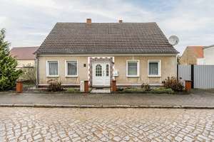 Freistehendes Einfamilienhaus mit Nebengelass und viel Platz