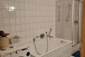 2 - Raum incl. Einbauküche, Echtholzdielung – Adam-Kuckhoff-Str 11, 6108 Nördliche Innenstadt, Halle (Saale) – Vorschaubild 6