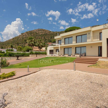 Exklusive Villa mit Innenpool in Pau, in der prestigeträchtigen Wohnanlage Els Olivars