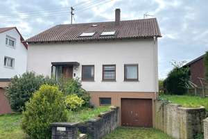 Viel Platz für die ganze Familie: Zweifamilienhaus mit großem Garten und Gestaltungspotenzial – Die vollständige Adresse der Immobilie erhältst du vom Anbieter., 71397 Leutenbach – Vorschaubild 1