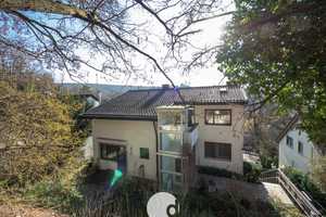 Geräumiges Einfamilienhaus mit Einliegerwohnung in ruhiger und fußläufiger Entfernung zur Innenstadt – Stuttgart – Vorschaubild 1