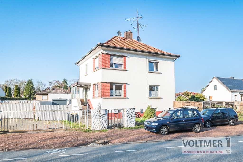 Immobilie in Kirkel - GROSSFLÄCHIG - Zweifamilienhaus mit diversen Garagen und potenziellem Bauland in Kirkel-Limbach! - Bild 0