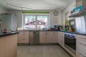 Zentral und ruhiges 4-Raum-Einfamilienhaus mit EBK in Bernau am Chiemsee mit schönem Südostgarten – Braunstraße 3, 83233 Rosenheim (Kreis) – Vorschaubild 2