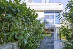 Moderne Doppelhaushälfte – in ruhiger Lage mit Blick ins Grüne (Biotop) – München – Vorschaubild 1