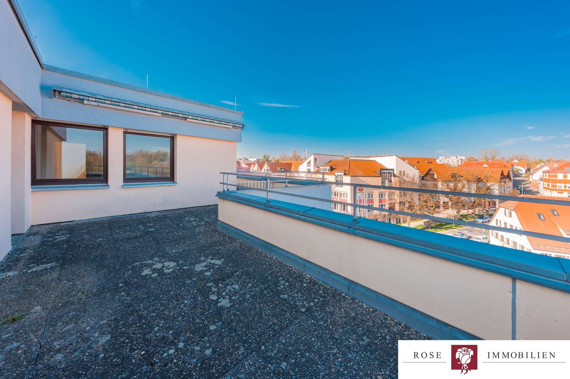 Aussichtsreiche 3,5 Zimmer Penthousewohnung mit großer Terrasse und TG-Platz in zentraler Lage, Rems Murr Kreis – Bild 1