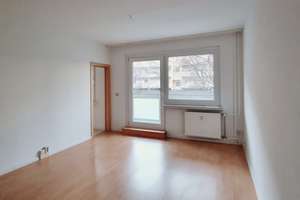 Die gibt es selten! - Große 2-Zimmer-Wohnung mit Tageslichtbad! ** wir renovieren **! – Wilsdruffer Ring 19, 1169 Gorbitz-Süd, Dresden – Vorschaubild 2