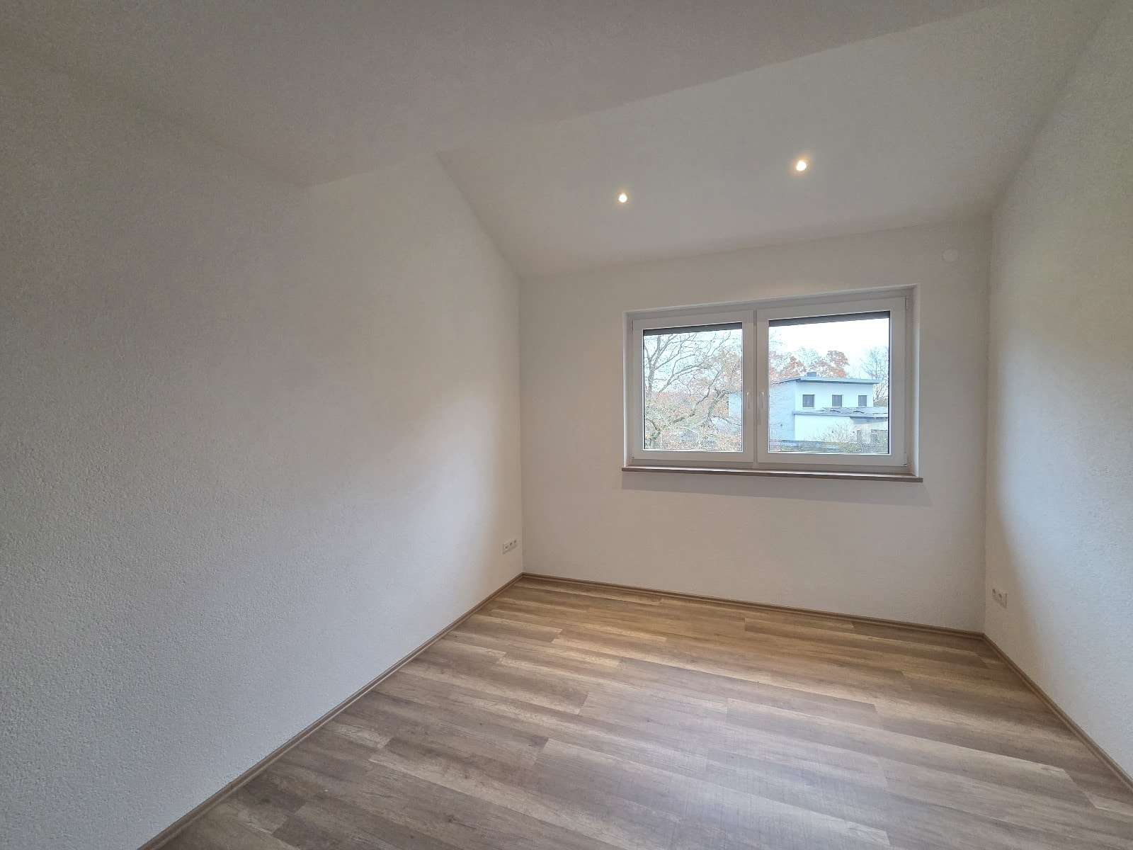 Immobilie in Rauhenebrach - Junges und großes EFH in ruhiger, sonniger Siedlungslage (Wfl. 220 m² / Grund 949 m²) mit Doppelg - Bild 8