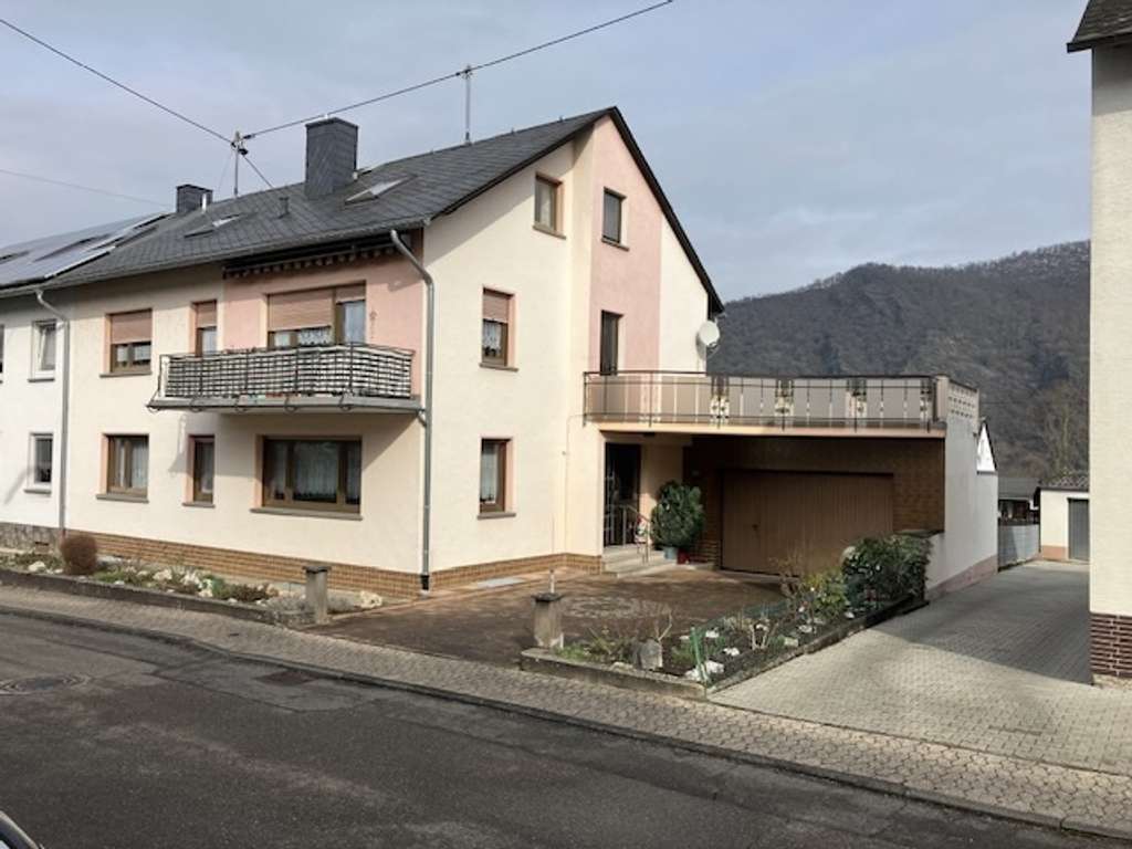 Immobilie in Boppard - Gepflegtes Zweifamilienhaus mit Doppelgarage und großer Dachterrasse - Bild 1
