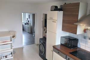 NACHMIETER GESUCHT: Helle renovierte 2-Zimmer-Wohnung