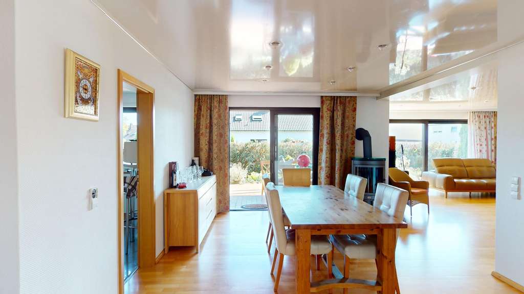 Immobilie in Lingenfeld - Großzügiges Einfamilienhaus mit Einliegerwohnung und Ausbaupotenzial - Bild 4