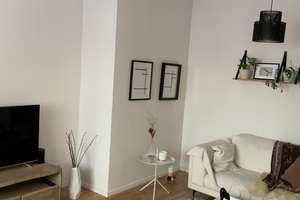 Geschmackvolle Hochparterre-Wohnung mit zwei Räumen und Einbauküche in Berlin
