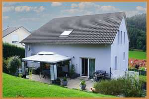 Neuwertiges 3-Familien-Wohnhaus mit phantastischem Ausblick in beliebter Wohnlage zu verkaufen ! – Die vollständige Adresse der Immobilie erhältst du vom Anbieter., 77787 Nordrach – Vorschaubild 1