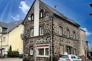 3-Familienhaus als Kapitalanlage oder teilweise Eigennutzung möglich – Die vollständige Adresse der Immobilie erhältst du vom Anbieter., 56645 Nickenich – Vorschaubild 2