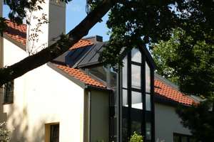 Mitten im Grünen - Außergewöhnliche DG-Wohnung mit neuer Küche, Einbauschränken, Galerie und Garten
