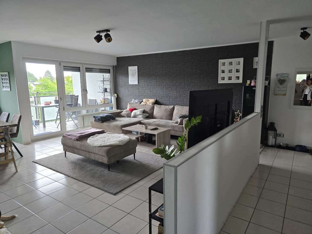 Großzügig wie ein Haus!  Feine Top 4 Zimmer Wohnung, 116 m² Wfl. Sonnenbalkon + TG !!