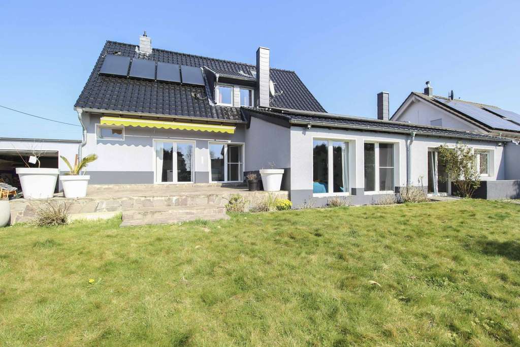 Modernisiertes Zweifamilienhaus in Feldrandlage von Willich