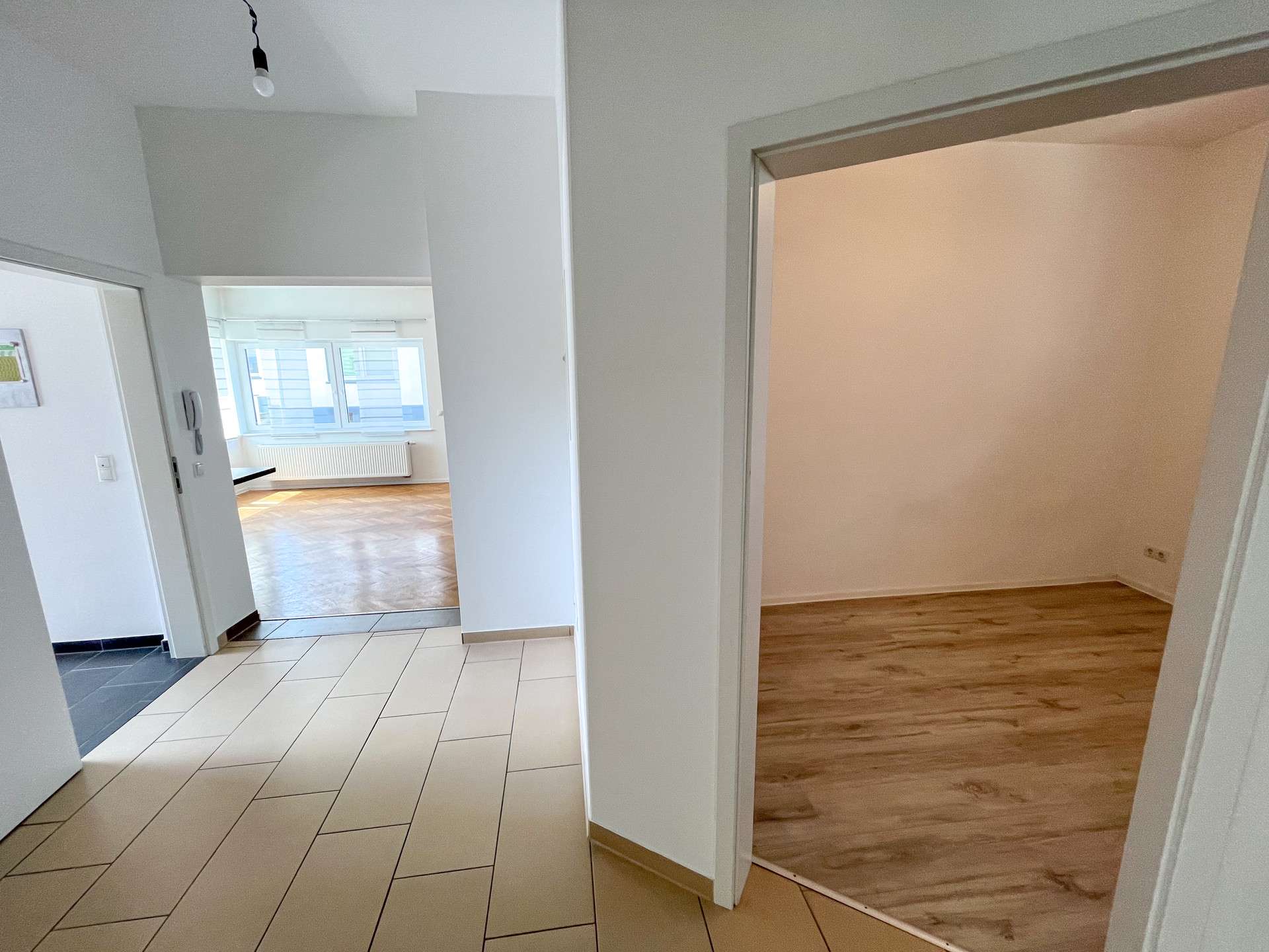 Immobilie in Wirges - Einziehen & genießen: Modernisiertes Zweifamilienhaus mit Photovoltaikanlage, Garage und Terrasse - Bild 8