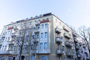 Light-filled south-west facing corner Altbau apartment with balcony in Boxhagener Kiez. – Die vollständige Adresse der Immobilie erhältst du vom Anbieter., 10245 Friedrichshain, Berlin – Vorschaubild 1