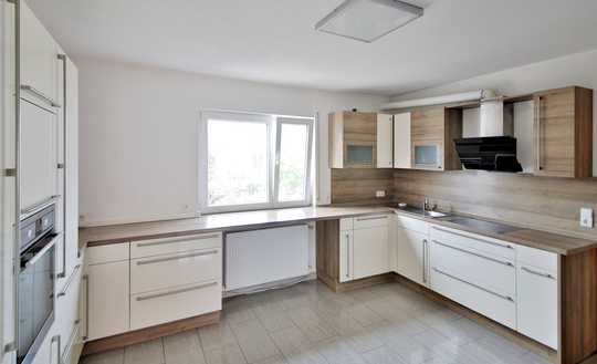 Wohnen mit Freiraum: Einfamilienhaus mit Balkon, Terrasse und Garage