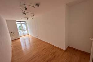 Gut geschnittenes WG-Zimmer in gemütlicher Zweizimmerwohnung. Bestlage. Optional: TG-Stellplatz