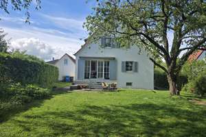 Einfamilienhaus mit 111 m² Wohnfläche und großen Garten 