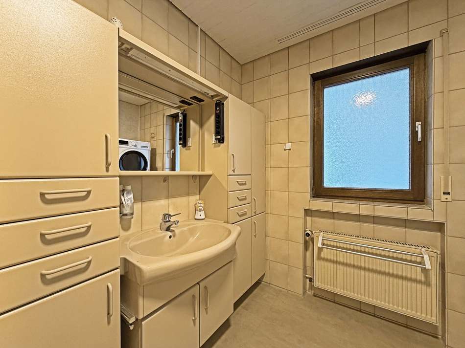 EG Bad: Waschplatz mit viel St