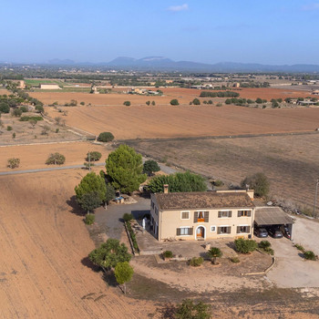 Teilweise renovierte Finca in Ses Salines, mit absoluter Privatsphäre, Fernblick und Strandnähe