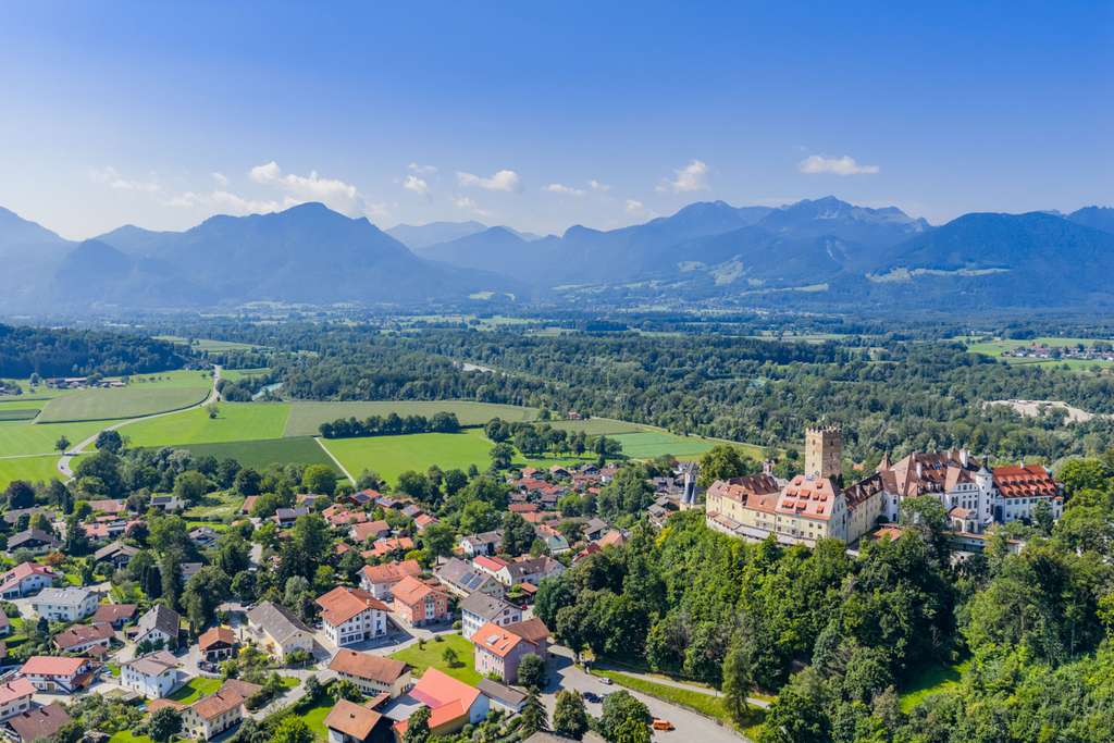 Immobilie in Neubeuern - Alpenblick und Schlosskulisse:
Großzügiges Wohnen mit Einliegerwohnung und Gartenoase - Bild 0